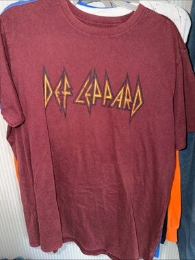 def Leppard T-shirt, maroon and yellow. XL ptp 24”
